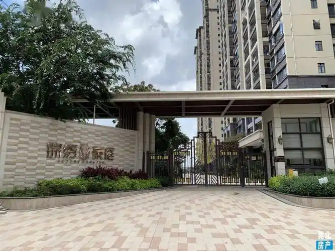 锦绣豪庭大门与小区整体环境协调统一,看上去简约而不简单