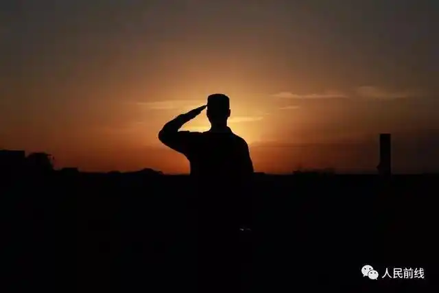 惧三伏天,挺进辽阔的西北大漠开战车,撸大炮,打导弹,书写军人练兵备战