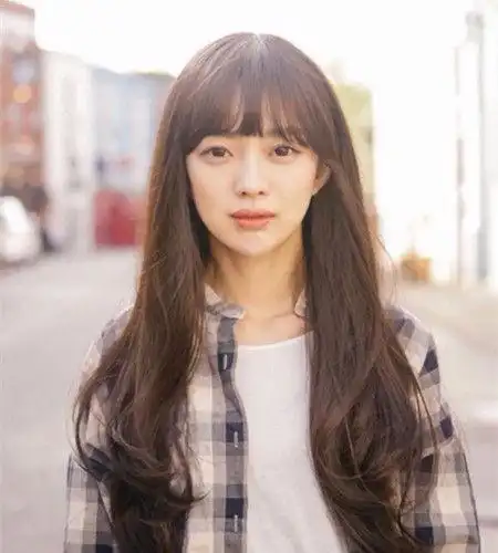 下面就让七丽美发达人来与大家分享的几款齐刘海发型吧,真的很减龄呢