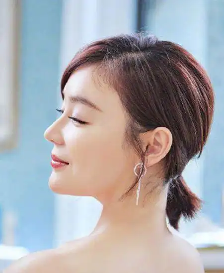 女孩子短头发怎么扎马尾干练利索马尾辫显调皮感