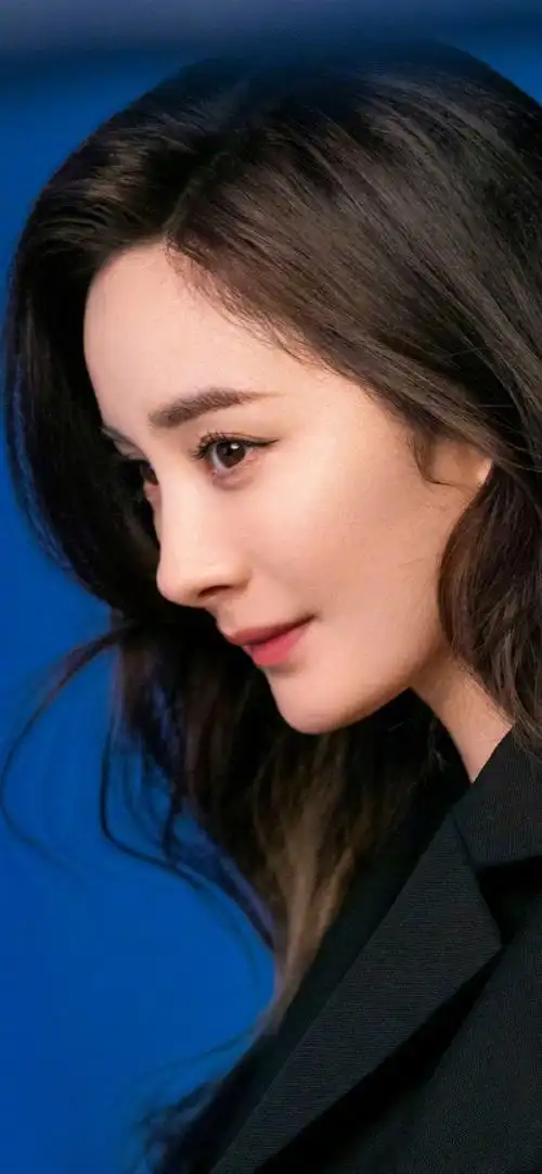 杨幂黑西服侧颜随拍