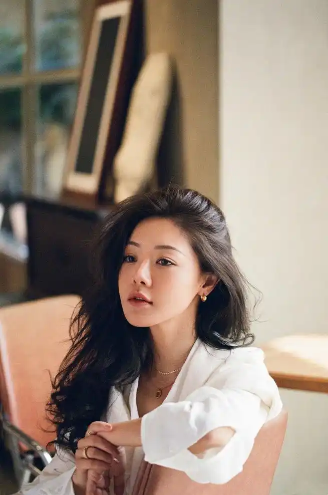 邓家佳一组港式风情大片惊艳众人白衬衫长发加睡眼朦胧太撩人