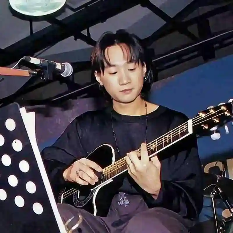 他的歌曲陪伴了一代又一代的人,他的音乐永不过时,他就是黄家驹