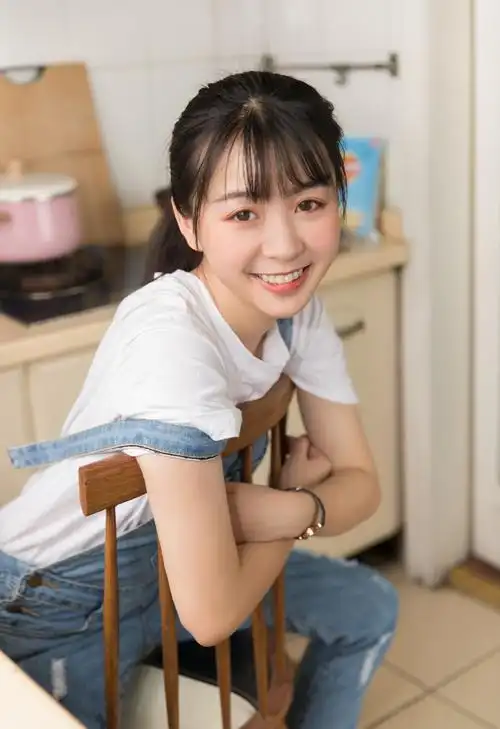 极品美女尤物厨房羞涩甜美生活照片