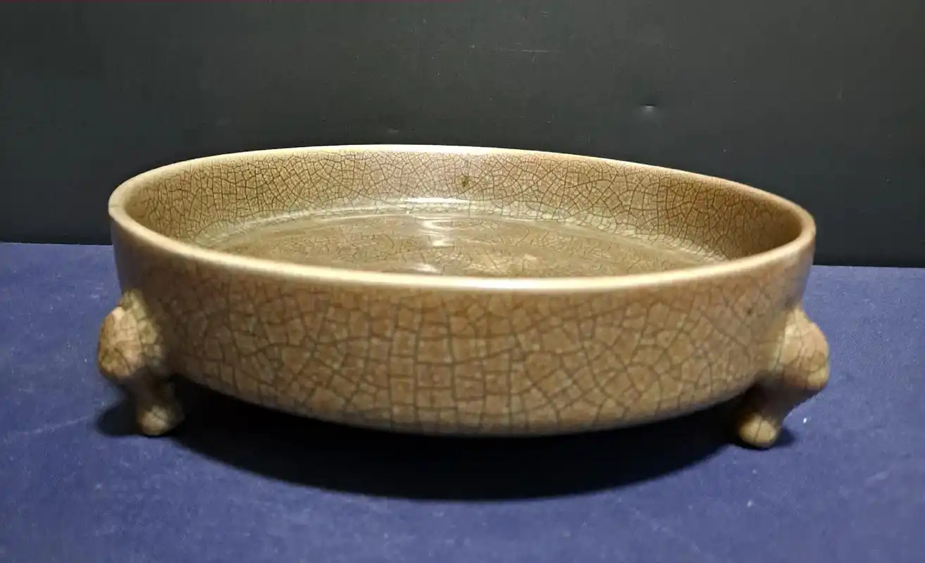 宋代哥窑龙纹三足洗,跟汝窑一样,也是采用支钉烧造,直径18. - 抖音