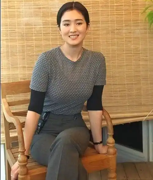 的消息就传到张艺谋发妻肖华耳朵里但纸终究包不住火全然不顾对方已有