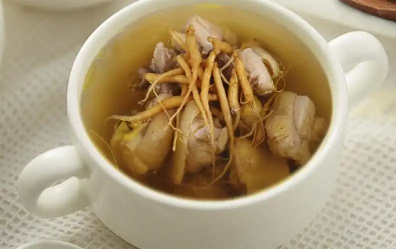 产品描述:将人参与鸡肉在时间里熬制,汤品鲜美肉香中略带人参清香