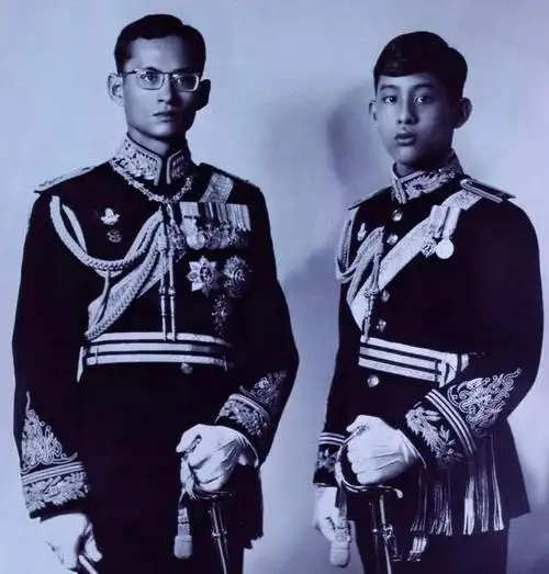 泰国国王年轻也是小鲜肉继承普密蓬轮廓只有像妈的凸嘴太扣分