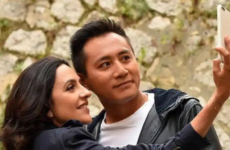 原创刘烨带老婆去爬山诺一霓娜气质特殊似流浪安娜白发像老太太