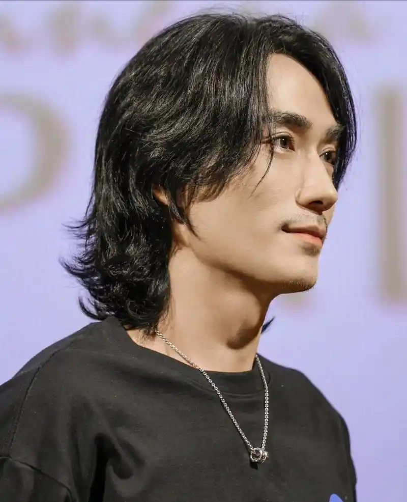 朱一龙好像比以前瘦了,这是减肥了吗,一头长发造型显得脸又瘦又长像