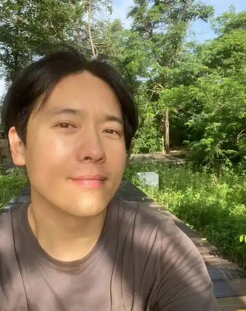 40岁高云翔生日显冷清,晒胡子拉碴自拍照,扬言"看清了几人"_董璇_影响