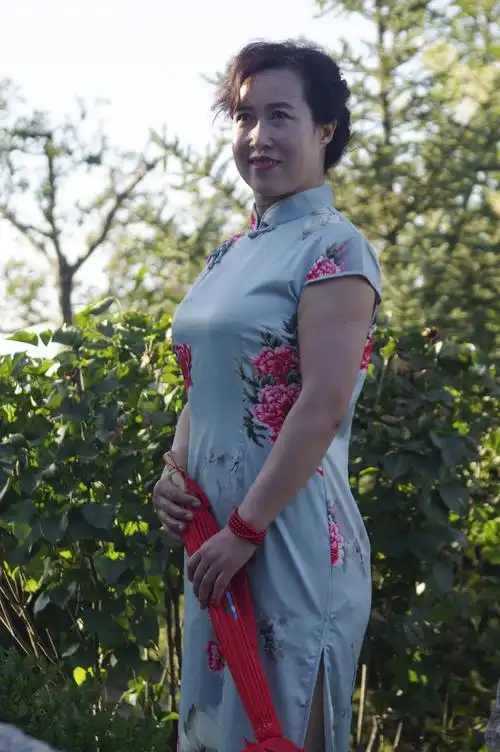 穿旗袍的风韵女人