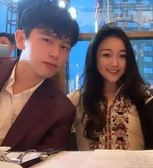 陈雨昂多次晒合影,里面都有袁九儿,姚安娜以及何超欣,能看出他们的