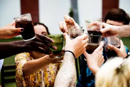 最好的朋友一起喝酒照片