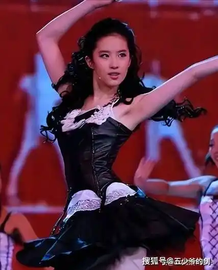 黑色紧身裹胸小皮衣时尚穿搭技巧(一)这一事件不仅展示了刘亦菲在时尚