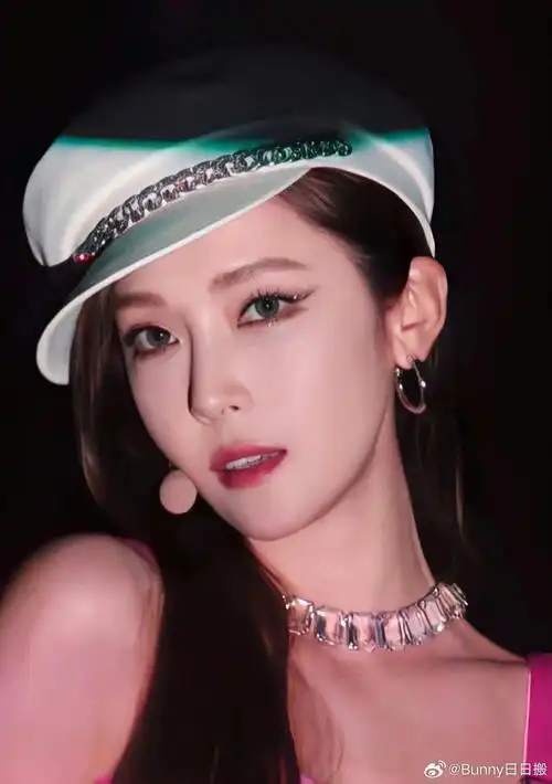 郑秀妍露腰短上衣