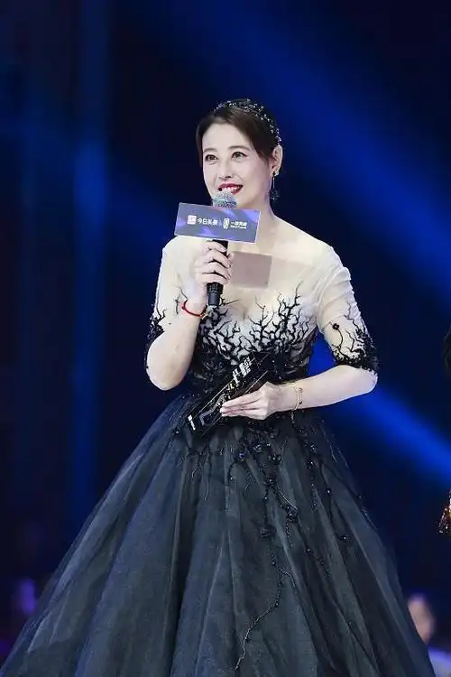 周海媚和钟丽缇同框显出优势不露腿看着挺高级气色真不错