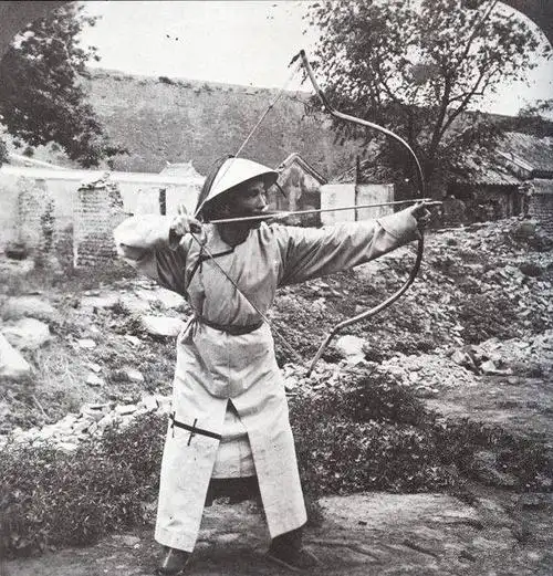 清末老照片:中国最后一批弓箭手,但弓箭怎么能挡得住洋枪洋炮?