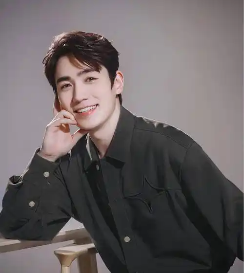 朱一龙室内抽烟动作娴熟,被赞帅气奶萌,风评与王源吸烟截然相反_网友