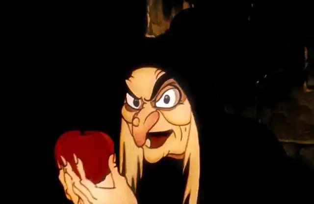 白雪公主的毒皇后非常恶毒,她想要成为这个世界上最美丽的女人,而白雪