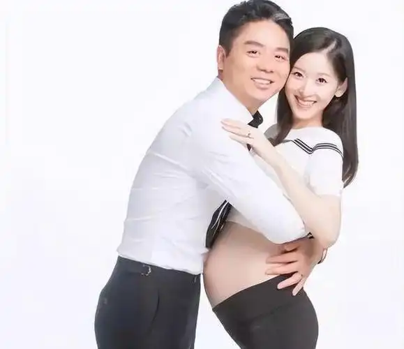 1日,有网友在英国伦敦偶遇刘强东和奶茶妹妹章泽天,两人穿着情侣背心