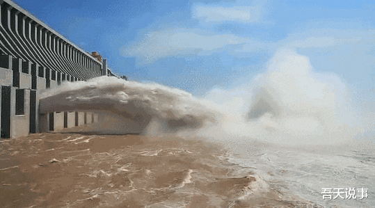 原创三峡大坝在汛期还要泄洪这正好说明了我国水利建设的强度不够