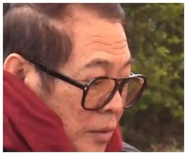 李连杰近照大变,皮肤斑点增多头发稀疏,与利智同框黯然失色!