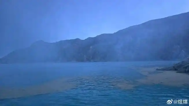 印尼##伊真火山#伊真火山湖,世界上最大的酸性火山湖,湖深200米总