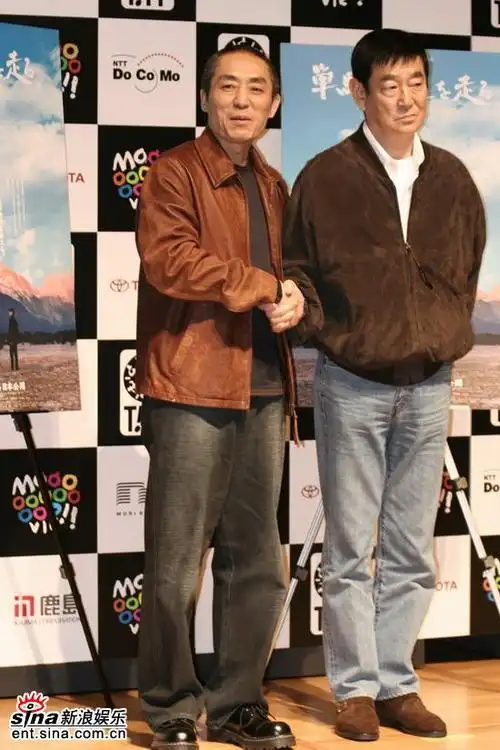 图文第18届东京电影节开幕张艺谋高仓健握手