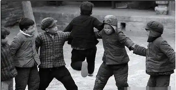 我们是否曾想过重返童年,回到那个没有手机,电脑的时代,享受纯真的