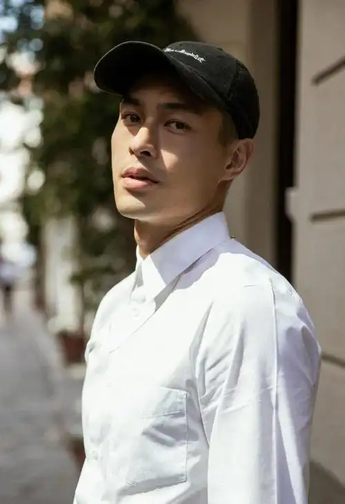 杨佑宁米兰街拍狼系写真图片