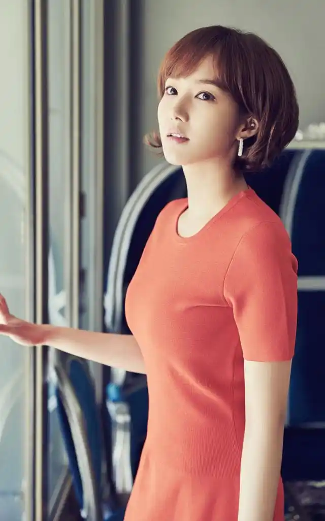 栗色长发搭配牛仔无袖衬衫,微笑的女孩自信迷人.