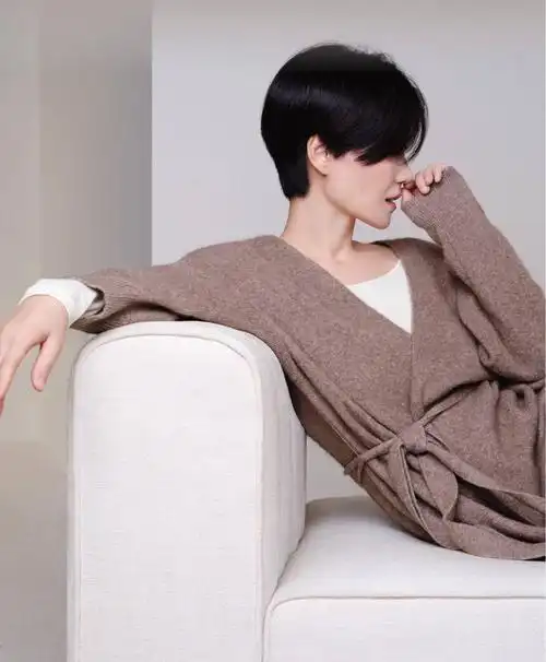 赭石色的针织面料让依旧一头短发的王菲看起来更显柔和之美,白色上衣