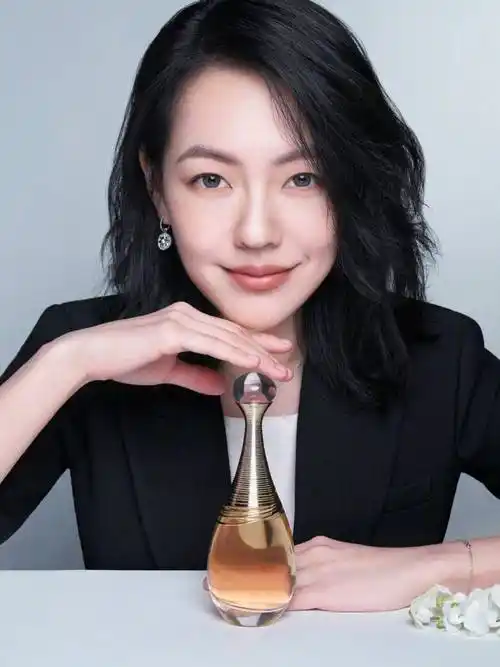 建议发型:脸型比较圆滑的成熟女性,建议尝试一下三七分发型,像小s这种