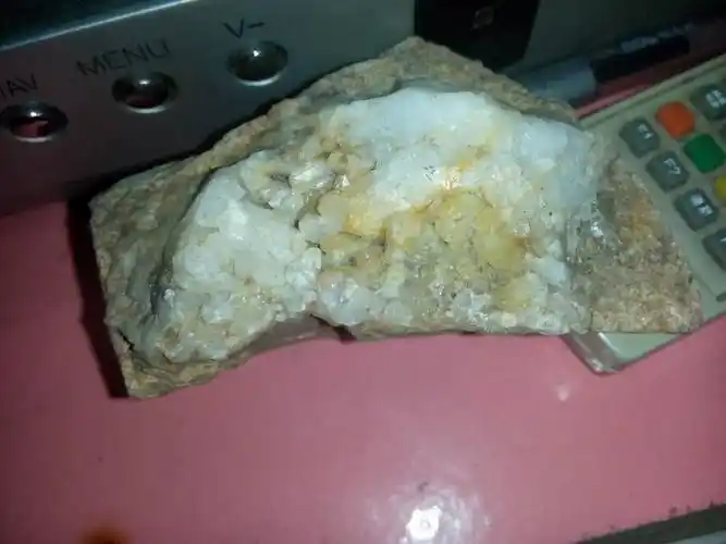 我有漂亮的石头 上面长满小石头像钻石 请问值钱吗