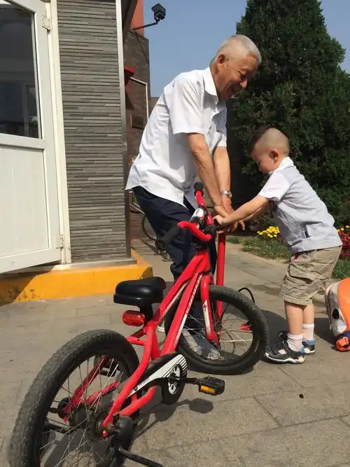 爷孙俩给自行车打气
