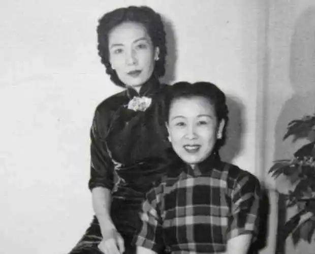 孟小冬与闺蜜姚玉兰一起睡觉,半夜,突然有个男人钻进她的被窝_杜月笙