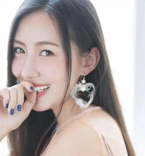 张墨锡玉面粉腮吹弹可破如一方晶莹的美玉般惹人遐想