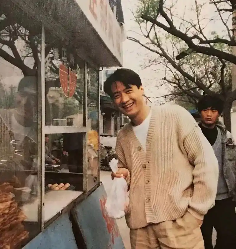 连当年著名女主持人倪萍都忍不住感叹黎明帅气,也是近