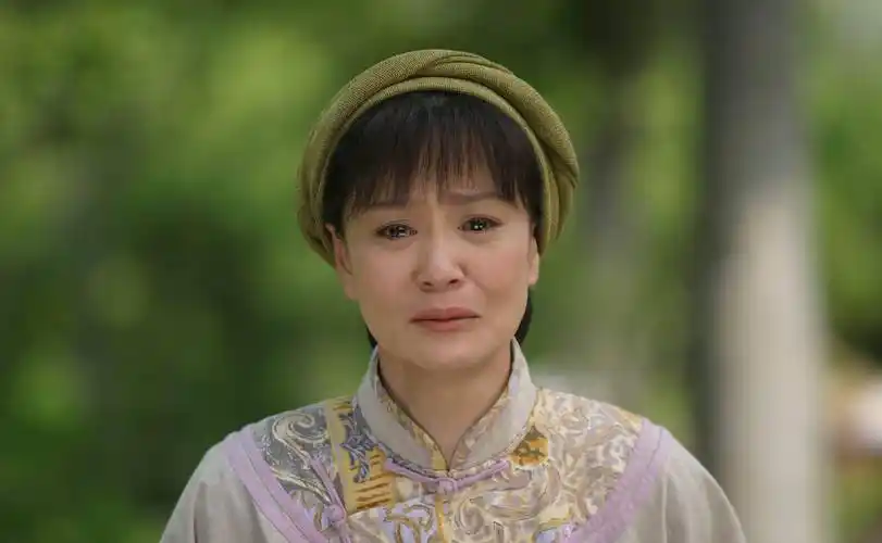 太后专业户刘雪华露面,身材苗条妆容精致,一双腿撑不满裤管_邓育昆