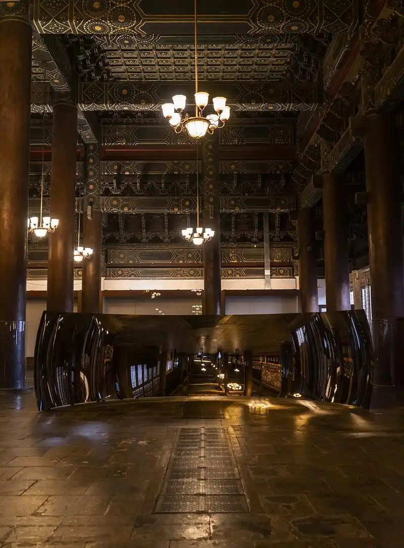 【探展】安尼施·卡普尔:映射在不锈钢雕塑上的太庙 色彩是洗礼与信仰