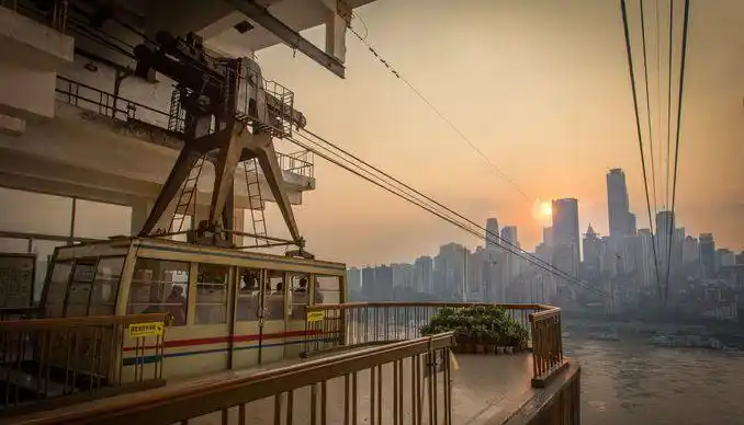 虚幻而现实这里的重庆味—《周渔的火车》2003年就像森林,总令人向往.