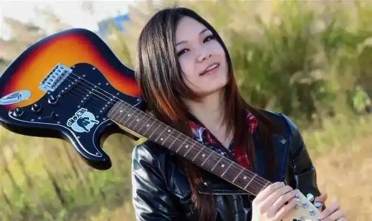 做一个乐队的女吉他手是怎样一种体验?