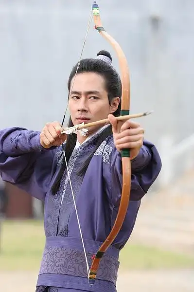 一直对韩国明星没什么感觉的,但是赵寅成的古装扮相真心美哭啊  简直