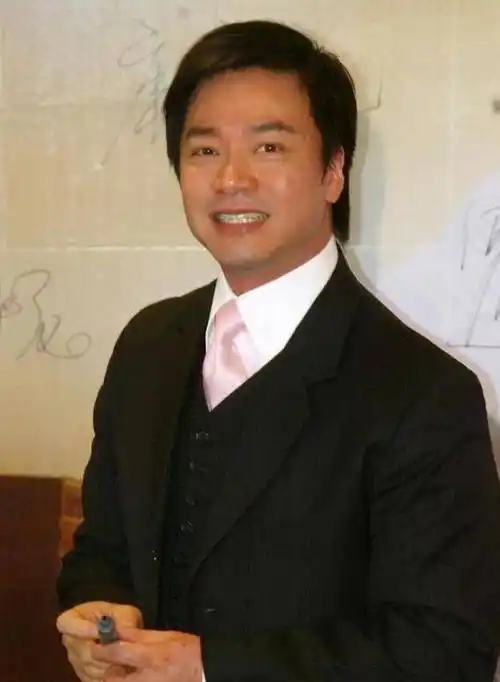 著名导演唐季礼:曾和林心如同居8年,今60岁娶35岁娇妻严重发福_成龙