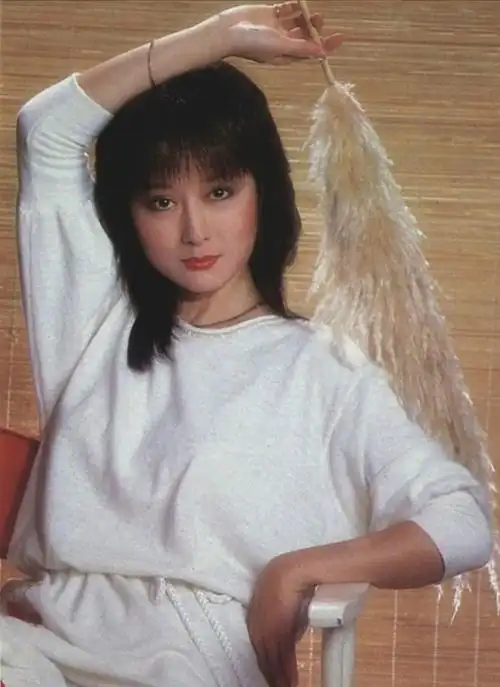 不老女神潘迎紫72岁穿衣扮嫩被吐槽我却觉得时尚感不输00后