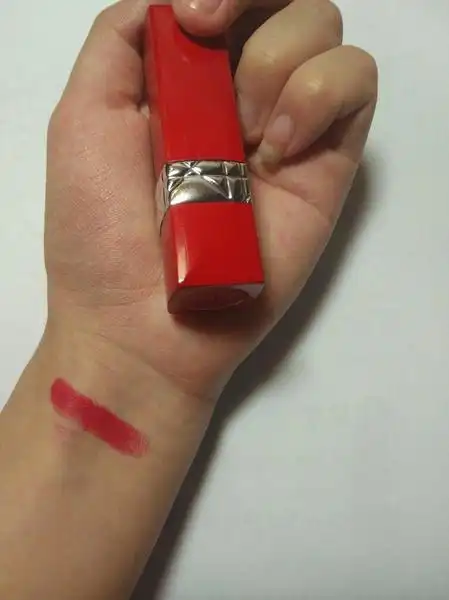 迪奥红管770,偏玫调的红,上嘴挺滋润的,对得起它的价格