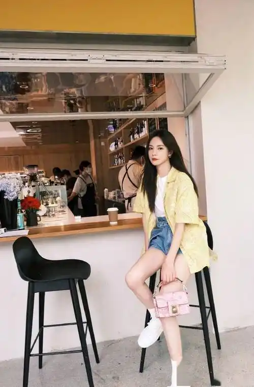 沈梦辰晒生活随拍穿短裤美腿纤细修长