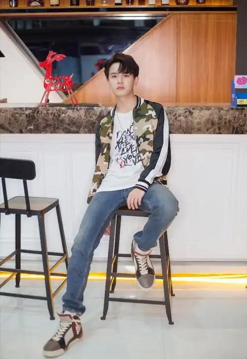 任嘉伦秋冬造型温暖浪漫身高178很会穿正装与休闲轻松切换