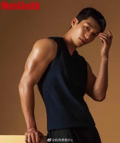 鱿鱼游戏警察小哥韩国演员肌肉帅哥魏化俊